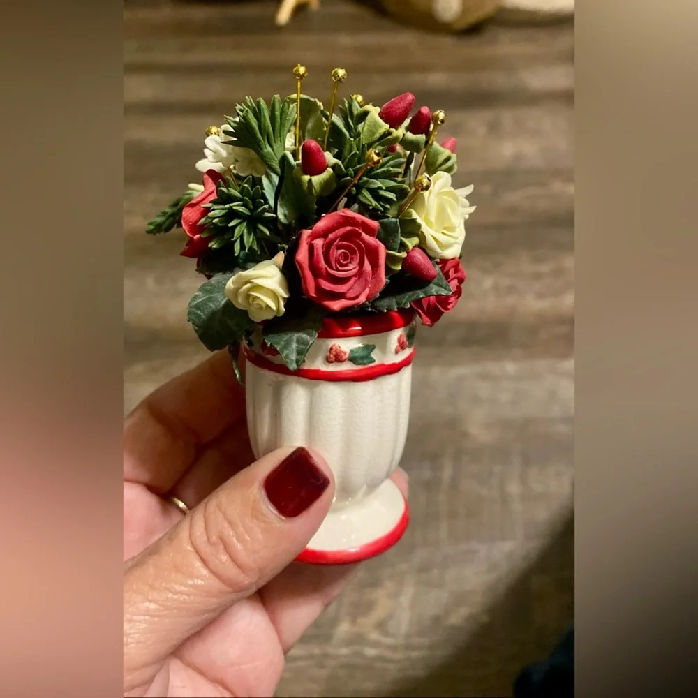 Miniature Hoilday Forget Me Not (2003)Vase Roses